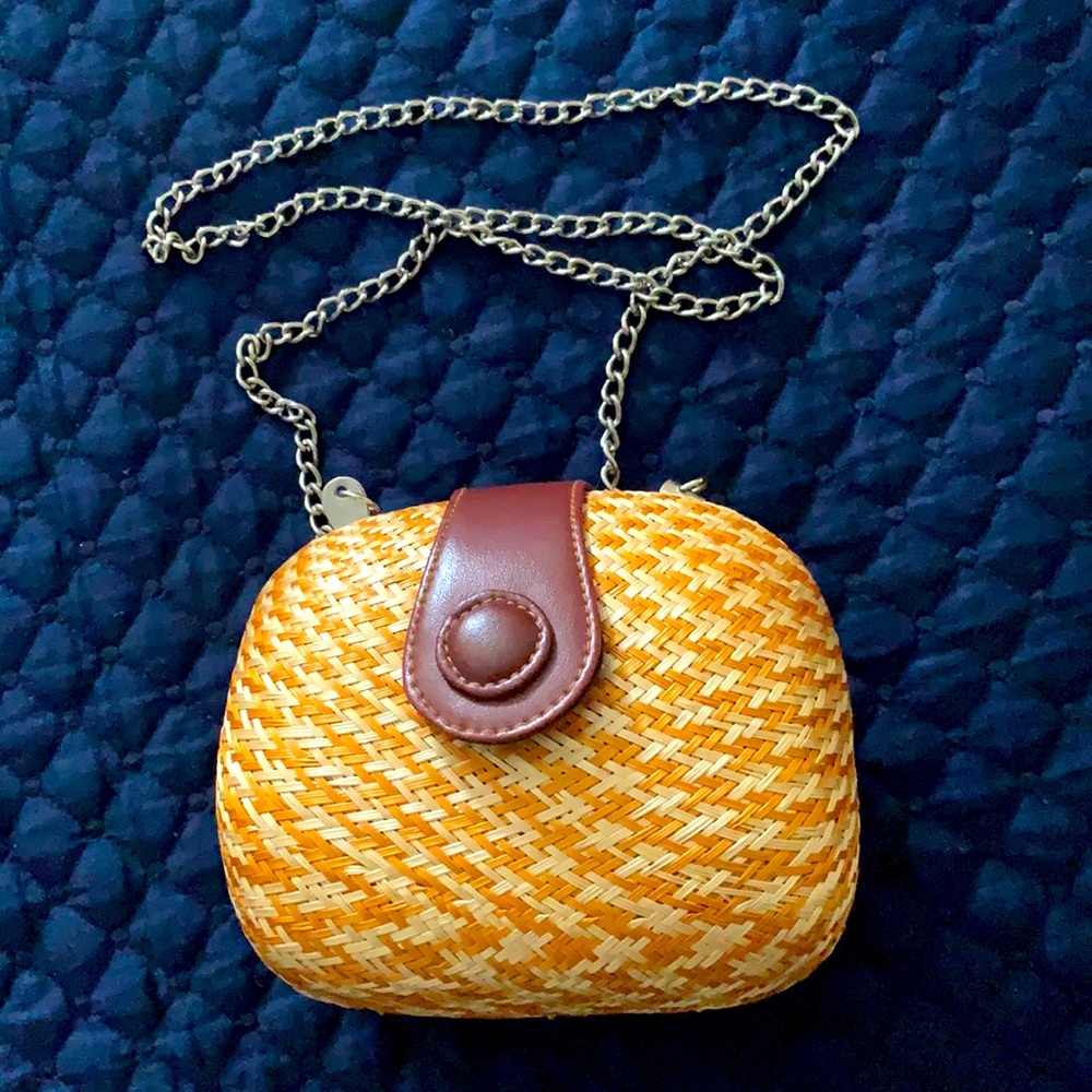 Women’s mini pouch, made of straw, long metal chain